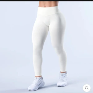 Vita leggings från DFYNE - Vita leggings från Dfyne i modellen impact, aldrig använda 🤍🤍🤍skriv för fler bilder