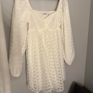 NA-KD x Sanna Jörnvik klänning - Intressekoll på denna vita student/midsommarklänning från Sanna Jörnviks kollektion med NA-KD. Så fin, använd endast en gång! Säljer endast för bra pris. Nypris 599kr