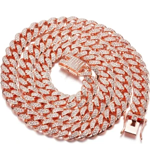 Roséguld halsband med glittriga stenar - Snyggt halsband i roséguld med stora länkar täckta av glittriga stenar. Perfekt för att ge en lyxig touch till din outfit. Halsbandet har ett robust lås som säkerställer att det sitter säkert på plats.