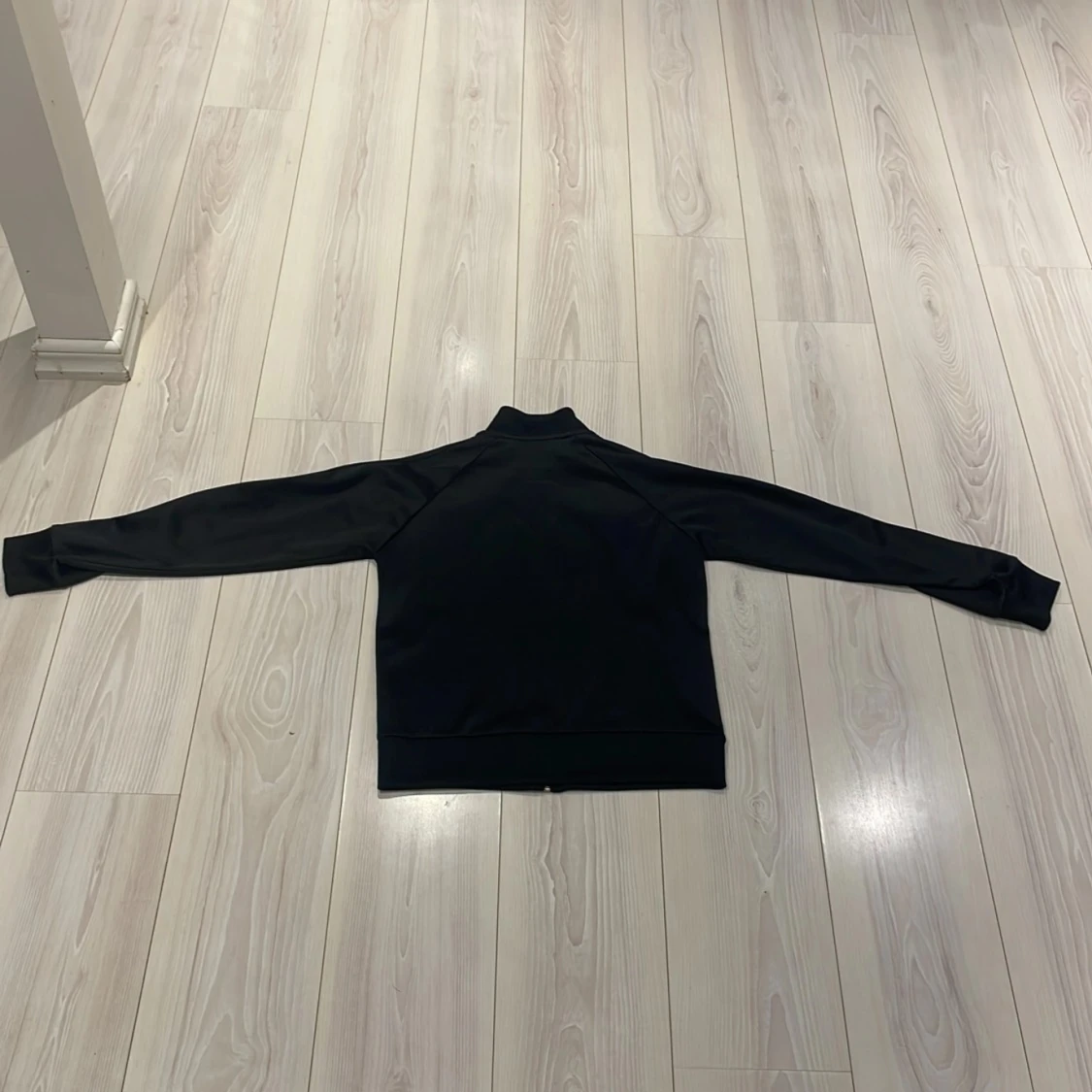 Svart tröja med zip från Fred Perry - 1