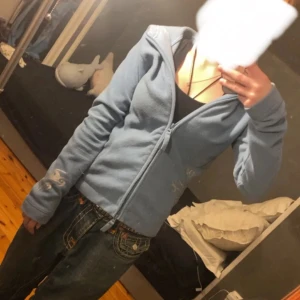 Y2k Ljusblå zip-up hoodie  - Y2k zip-up hoodie jätte fin och har haft den i snart ett år men passar inte mig längre (förra ägarens bild) 