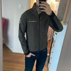 Windbreaker Sail Racing - Tja! Säljer en Sail racing Windbreaker i nytt skick (använd fåtal gånger) Nypris: 2200kr mitt pris endast 850kr. Perfekt inför våren men även sommarkvällarna🙌🙌