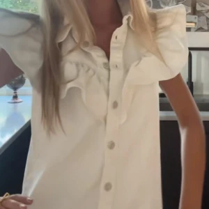 Vit jeansklänning - populär jeans klänning i färgen vit, bra kvalitet. Inte mina bilder