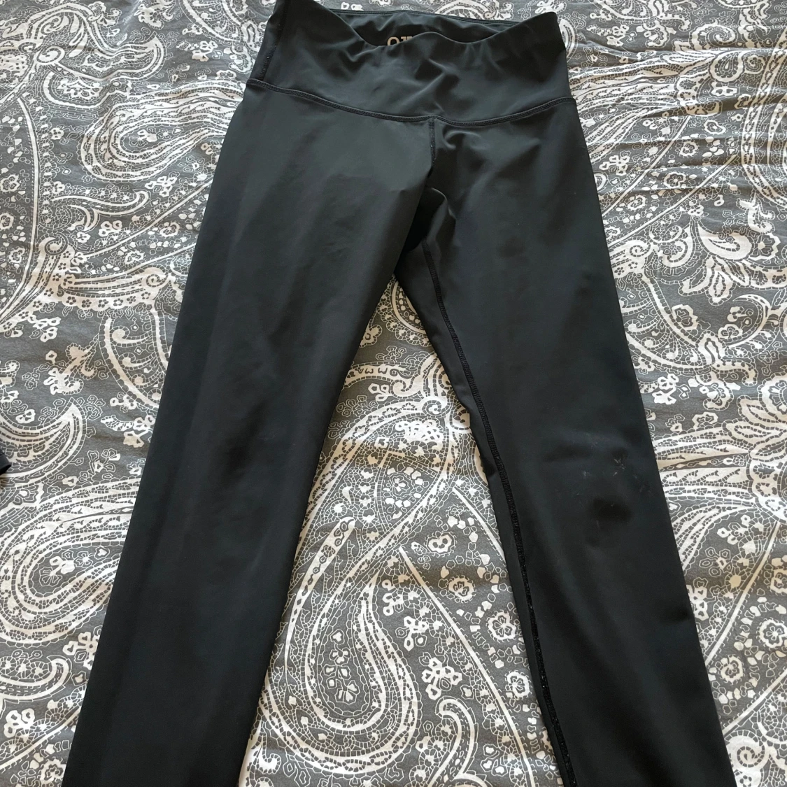 Svarta leggings från O1P