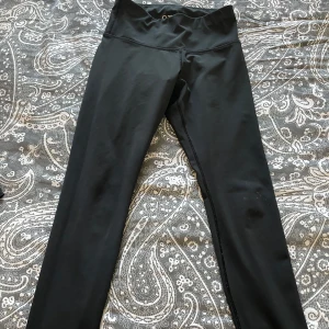 Svarta leggings från O1P - Snygga svarta leggings från O1P med hög midja. Perfekta för träning eller en avslappnad dag. Använda några gånger men är fortfarande i väldigt bra skick 💗