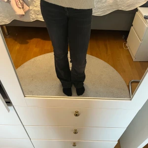 Svarta jeans från Gina Tricot - Snygga svarta jeans från Gina Tricot. De är lågmidjade och har knappar på fickorna. Passar storlek xs/158