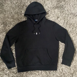 Polo Ralph lauren hoodie  - Säljer nu en väldigt snygg ralph lauren hoodie som passar till allt. Säljer då den börjar bli för liten för mig . Har du mer frågor är det bara att höra av dig/Olle.
