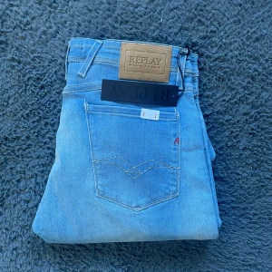 Replay Anbass jeans  - Helt nya Replay jeans! Börja följ för jag har över 100 par helt nya Replay jeans som kommer laddas upp!!!Tyvärr kan jag inte skicka bild när jag själv bär plagget då jag för det första ofta inte kan ha storlekarna jag säljer och för det andra skulle det bli alldeles för mycket jobb när jag säljer så mycket, så jag rekommenderar att man kikar måtten på sista bilden heller googlar på modellnamnet för att se passformen :) längd 96cm midja 43cm benvidd 16,5cm