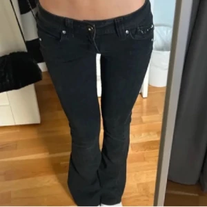 Svarta bootcut jeans - Säljer dessa supersnygga långmidjade jeansen, innerbenslängden är 77 och midjemåttet 36,5. Hör av er vid frågor eller annat💞(2 första bilderna är från förra ägaren och sista är egen)