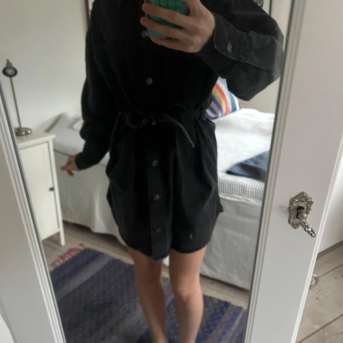 Svart jeansklänning med knytband - 3