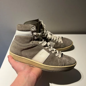 Saint Laurent SL/02H - Säljer mina Saint Laurent skor i bra skick , lite smutsiga. Inget og. Hör av er vid frågor