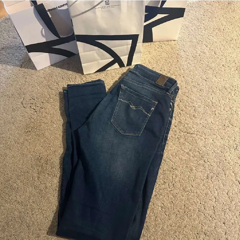 Snygga blå jeans från Replay. Knappast använda, inga tecken på användning säljer dem för att dem var för små. Längden på jeansen är 32. Farkut & Housut.