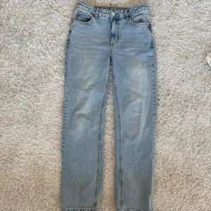 Blå jeans mid wide 520  - Blåa jeans från Bikbok i strl. 26/32. Nypris 699kr