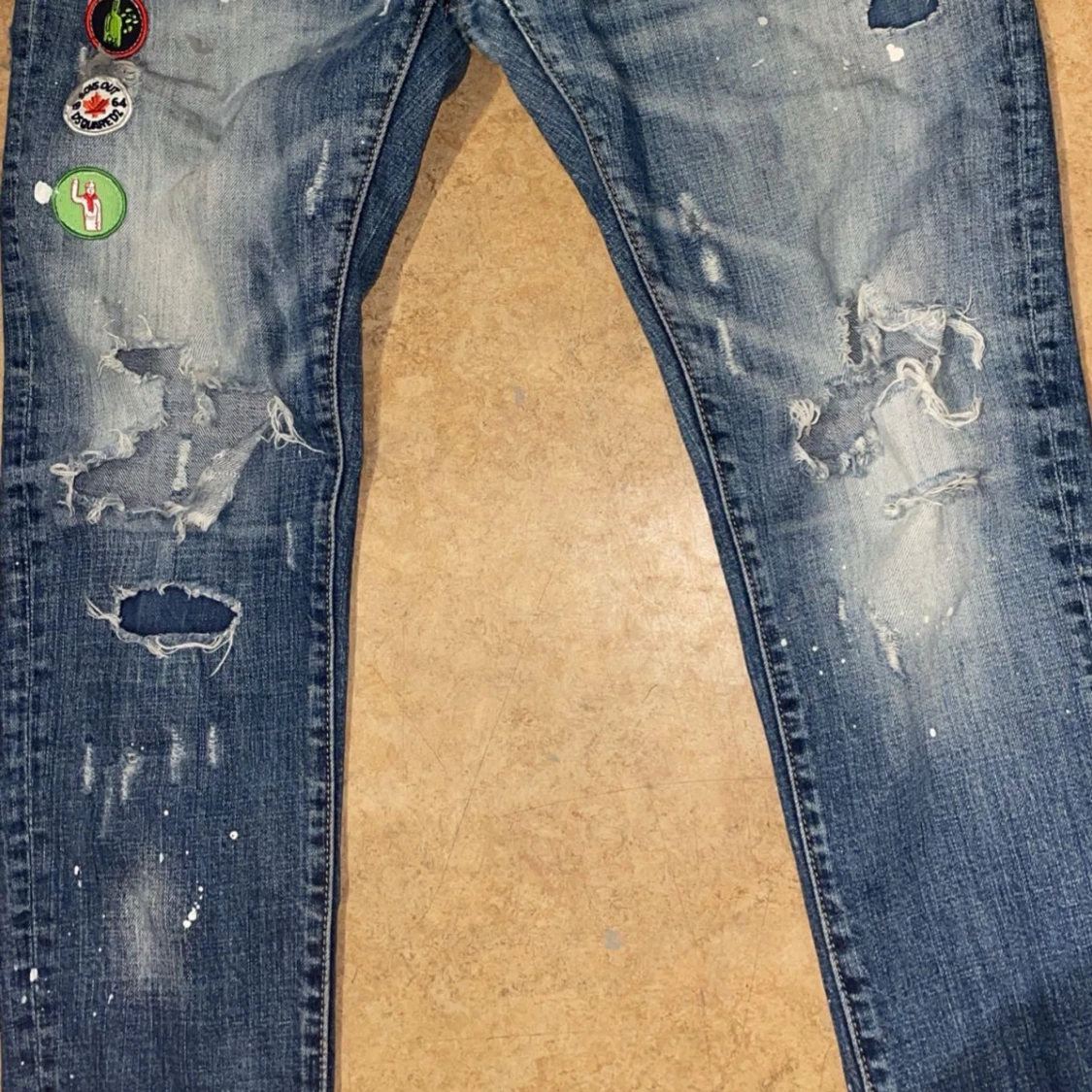 Jeans med patchar och slitningar - 1