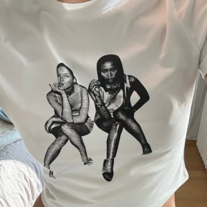 T-shirt med snyggt tryck som design  - Säljer en super snygg T-shirt som tyvärr är för liten för mig, jag brukar ha S-XS, denna är XXS. Den är helt oanvänd och super enkel att stylea 