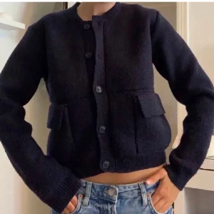 Kofta  - Jätte fin marinblå kofta ifrån Carin Wester💗