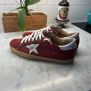 Golden goose skor - Bra skick, 9/10. Sparsamt använda. Äkthetscertifikat från golden goose medföljer.