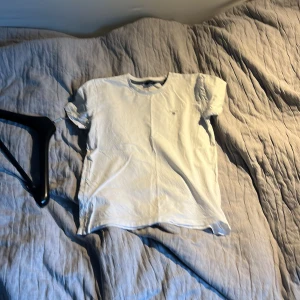 Gant T-shirt  - Säljer min gant tröja som är knappt använd, skick 10/10,äkta, passar folk mellan 145-154 cm och prislappen är inte huggen i sten. Hör av er vid funderingar 