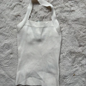 Fest topp ! - Säljer detta fina linne som är oanvända/prislappen kvar med coolt axelband !  