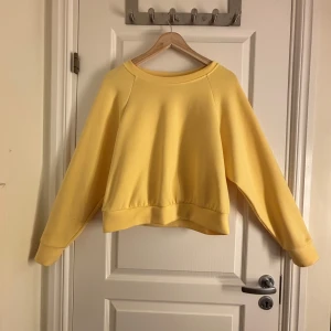 Gul sweatshirt från ONLY - Säljer en solgul sweatshirt från ONLY Purebasics. Tröjan har en avslappnad passform med långa ärmar och rund halsringning. Perfekt för en casual look. 🌼