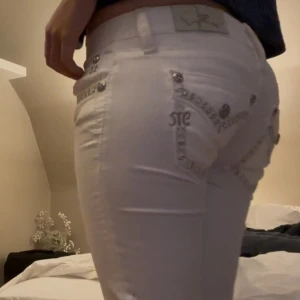 Vita miss me super low jeans  - Låg midja och superflattering passform! Köpte dem via Plick, så jag vet tyvärr inte exakt modell eller detaljer.