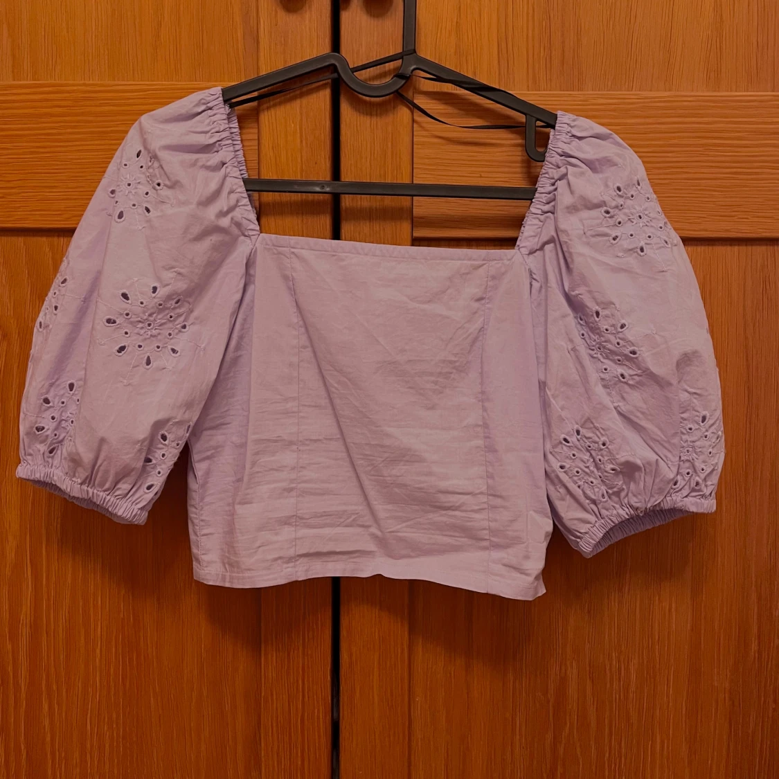 Ljuslila blus med puffärmar