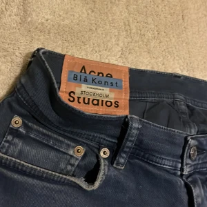 Mörkblå jeans från Acne Studios - Unika jeans från acne! Väldigt sällsynta då denna färg inte skapas längre, läder lappen där bak ger en exklusiv touch. 
