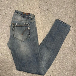 Dondup George  - Feta dondup george i storlek 31 sitter som 31/32 riktig schyssta jeans i ruggigt bra skick steal om du frågar mig!💥