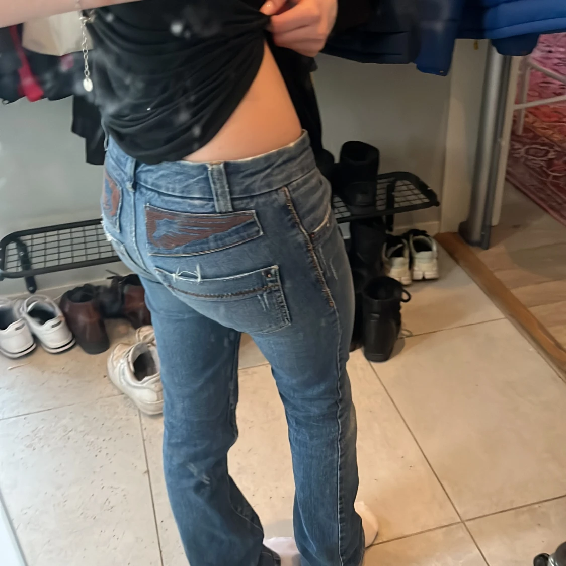 Low waist bootcut jeans med vingar bak