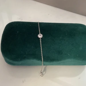 Silverarmband med klar sten - Elegant silverarmband med en klar sten i mitten. Armbandet har en tunn kedja och en justerbar längd för perfekt passform. Perfekt för att lägga till en subtil glans till din outfit.