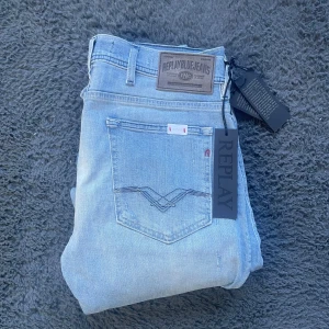 Replay jeans  - Helt nya Replay jeans! Börja följ för jag har över 100 par helt nya Replay jeans som kommer laddas upp!!!Tyvärr kan jag inte skicka bild när jag själv bär plagget då jag för det första ofta inte kan ha storlekarna jag säljer och för det andra skulle det bli alldeles för mycket jobb när jag säljer så mycket, så jag rekommenderar att man kikar måtten på sista bilden heller googlar på modellnamnet för att se passformen :) frakt kan först ske 3 juli då jag är bortrest !