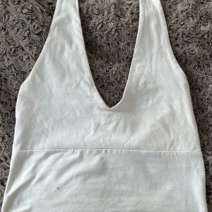 Vit Halter Top från Hollister - Vit Halter top från Hollister💗 Storlek M men passar S eftersom den var köpt i Italien där de har små storlekar💗Nytt skicka, använt få gånger. Anledning för försäljning är att den är för liten för mig💗 Om ni är interesared i en svart färg så finns det på min profil💗Orginal pris 200kr