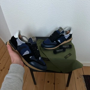 Valentino Rockrunners - Snygga Valentino Rockrunners i fint skick utan defekter | dustbag ingår vid köp | tveka inte att kontakta vid minsta intresse | ⚠️digitalt kvitto finns⚠️