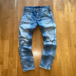 Blå jeans från Replay  - Replay jeans i mycket bra skick | Riktigt skönt och tunt material perfekt till våren | Nypris 1500 | Midjemått: 44 cm Längd: 106 cm Benmått: 16,5 cm📏Jämför gärna med dina jeans så du vet dom passar😉