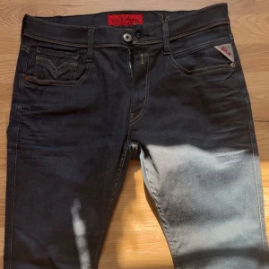 Mörkblå jeans Replay Anbass - Snygga mörkblå jeans från Replay i modellen Anbass. storlek 34/32. längd 106cm midjebredd 45cm