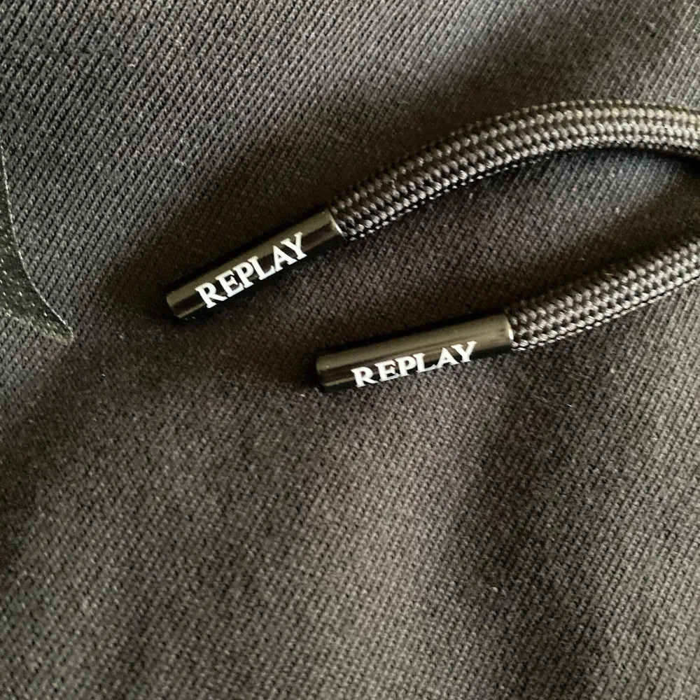 Svart Replay Hoodie helt oanvänd 10/10 skick, priset kan diskuteras skriv om du har frågor. Hupparit & Collegepaidat.