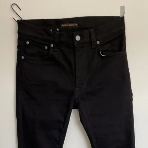 Nudie Jeans - Säljer ett par svarta nudie jeans. Använda två gånger. Om ni vill ha fler bilder eller har andra frågor så är det bara och skicka🎱