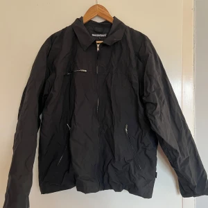 Matterhorn jacka - Önskar verkligen att denna jacka hade passat mig för den är så snygg! Men tyvärr är den för stor så säljer den till dig som har din turdag! Tror det kan vara herr. Superbra kvalitet och så gott som ny! Innefickor och dragkedja för luftinsläpp nedtill.