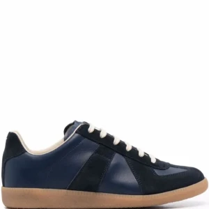 Maison Margiela sneakers - Snygga blå sneakers från Maison Margiela med en stilren design. Skorna har en kombination av skinn och mocka med en gummisula i beige. Perfekta för en avslappnad och trendig look.