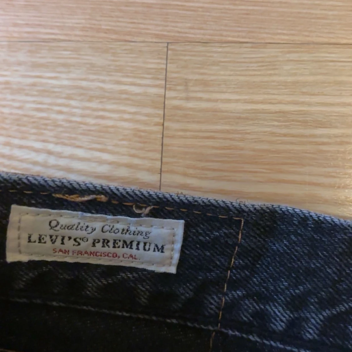 Svart/gråa jeans från Levi's för 350 kr - 2