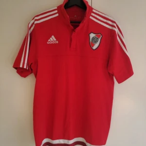 Adidas Polo Club Atletico River Plate  - Adidas CARP Club Atletico River Plate i ny skick.   Skick: 10/10 Material: 100% Bomull  Tillverkad i: Argentina