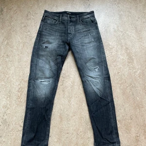 Jeans med slitningar - Tjo! Säljer dessa feta och populära jeansen från Jack & Jones i storlek 30/32. Modellen heter tapered mike. Som jag skulle säga är snäppet mer straight än slim glenn. Knappt använda och i mycket fint skick då de inte passar mig. Hör av er vid frågor och pris kan såklart diskuteras! | Mvh TAresell