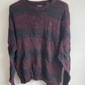 Stickad svart röd randig tröja - Stilren stickad tröja från Chaps, använd väldigt fåtal gånger och väldigt bra material.