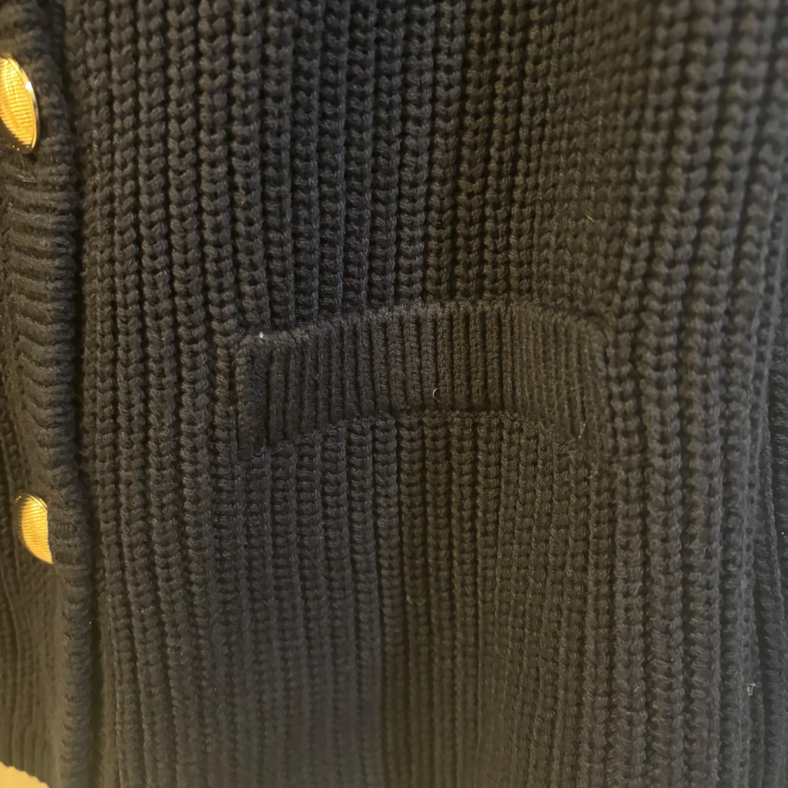 Svart stickad kofta med guldknappar - 3