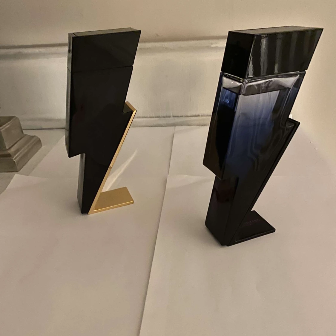 Parfymflaskor i form av blixtar