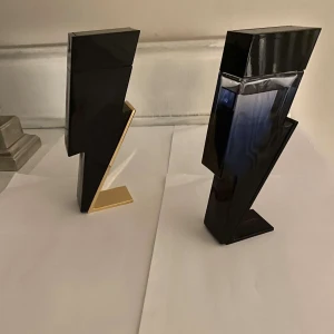 Parfymflaskor i form av blixtar - Carolina Herrera parfym man. Knappt använda. Ca 85 ml kvar i begge av 100