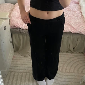 Svarta kostymbyxor från NLY Trend - Snygga svarta byxor från NLY Trend i storlek XS. Byxorna har en hög midja och en rak passform som ger en stilren look. Perfekta för en chic och bekväm stil.