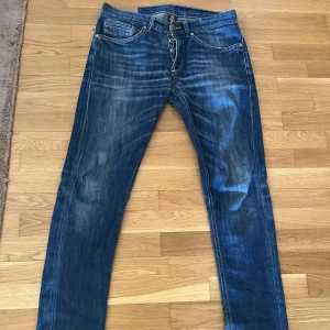 Dondup Jeans - Säljer dessa asfeta Dondups, riktigt bra skick som inte alls är mycket använda. Hör av er vid frågor eller funderingar!