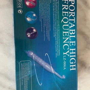 Bärbar högfrekvensapparat LZ-006A - Säljer en bärbar högfrekvensapparat modell LZ-006A. Inkluderar flera glaselektroder för olika behandlingar. Perfekt för hudvård och skönhetsbehandlingar hemma. Kompakt design med vit handtag och flera utbytbara glaselektroder.