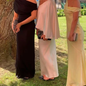 Vit oneshoulder klänning - Elegant vit oneshoulder klänning med en lång cape-liknande ärm inte shoulder. Perfekt för balen, hade själv min på balen! Klänningen är så så så fin! Jag älskar den men finner inga fler tillfällen till den. Kläningen har några små revor på sidan, inget la tänker på när man har den på sig! Annars som ny bara använd en kväll! Klänningen är en storlek 40 funkar bra för en storlek M.